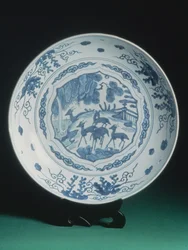 Plato con decoración azul y blanca